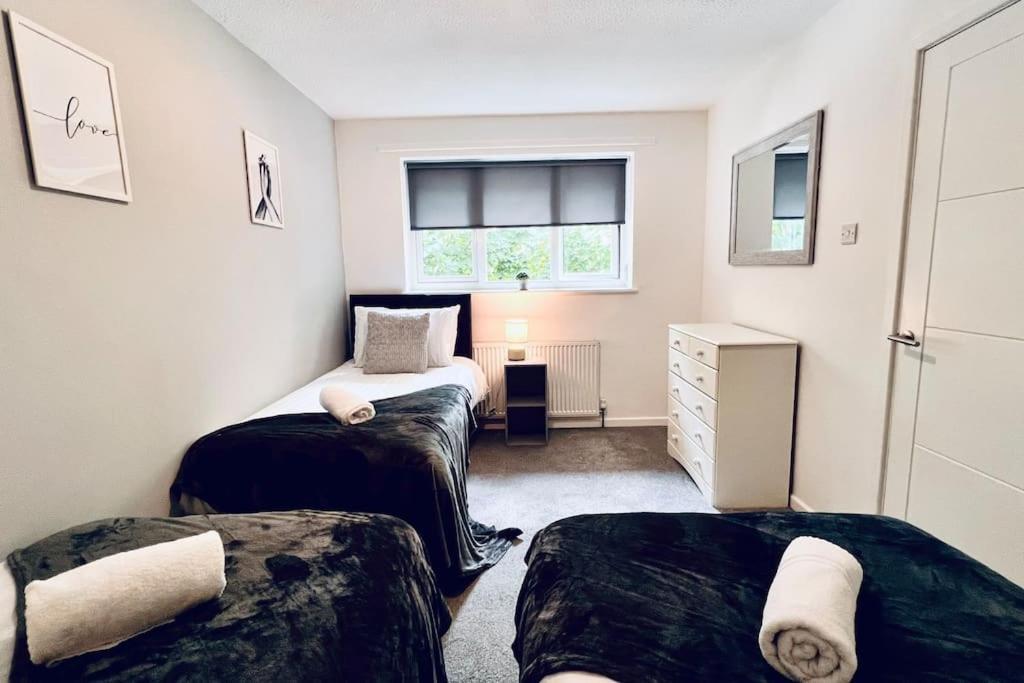 Urban Bliss Stylish Townhouse With Free Parking For A Convenient City Stay Ливерпуль Экстерьер фото