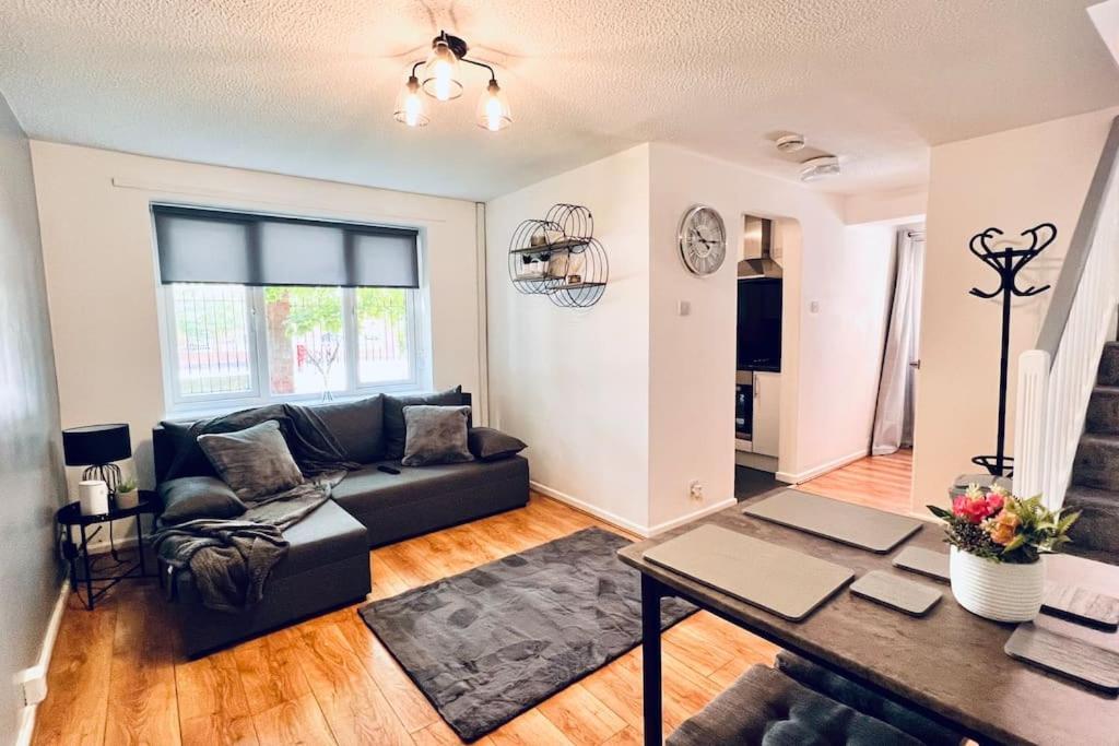 Urban Bliss Stylish Townhouse With Free Parking For A Convenient City Stay Ливерпуль Экстерьер фото