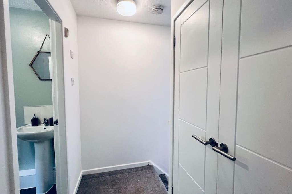 Urban Bliss Stylish Townhouse With Free Parking For A Convenient City Stay Ливерпуль Экстерьер фото