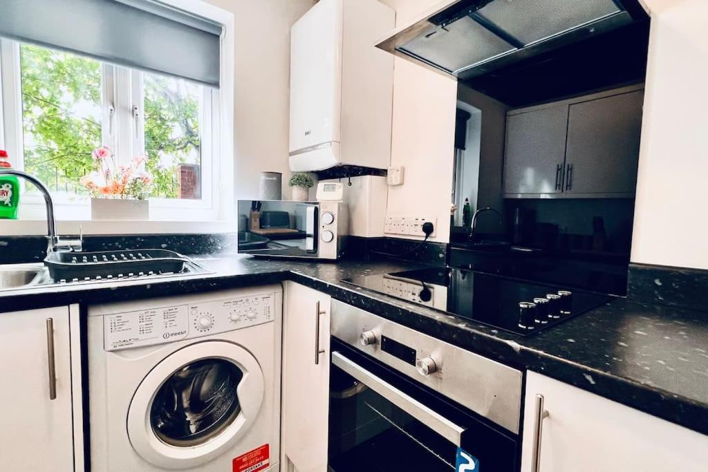 Urban Bliss Stylish Townhouse With Free Parking For A Convenient City Stay Ливерпуль Экстерьер фото