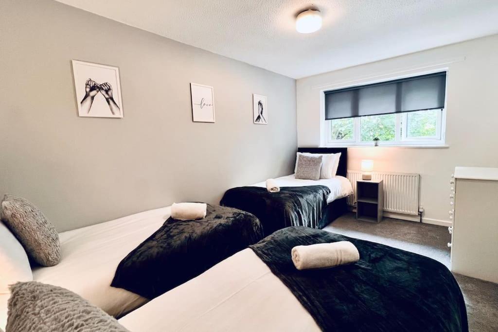 Urban Bliss Stylish Townhouse With Free Parking For A Convenient City Stay Ливерпуль Экстерьер фото