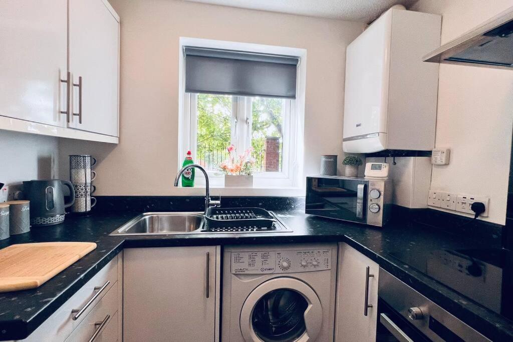 Urban Bliss Stylish Townhouse With Free Parking For A Convenient City Stay Ливерпуль Экстерьер фото