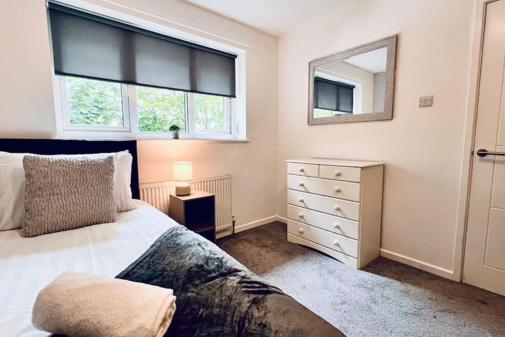 Urban Bliss Stylish Townhouse With Free Parking For A Convenient City Stay Ливерпуль Экстерьер фото