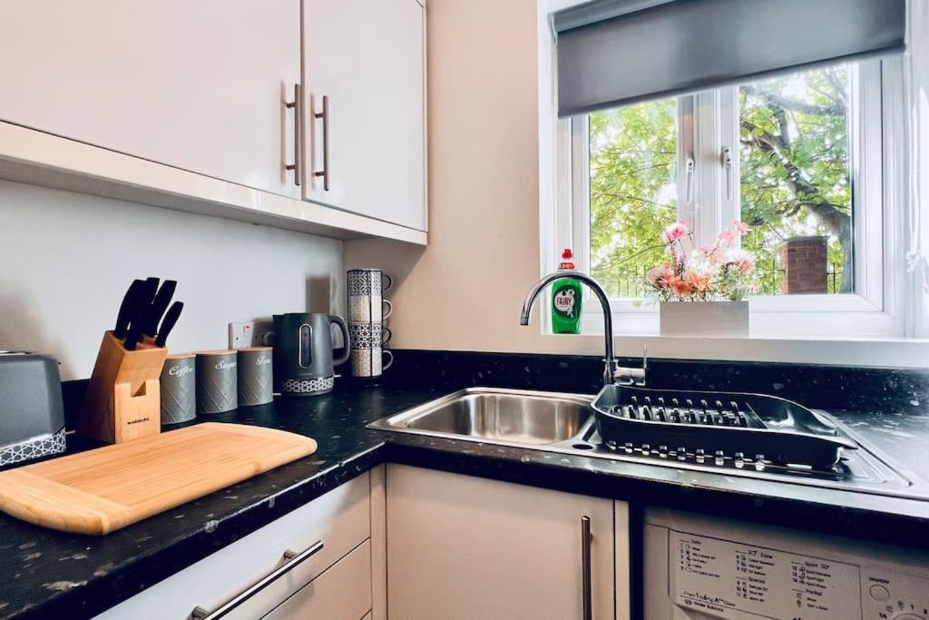 Urban Bliss Stylish Townhouse With Free Parking For A Convenient City Stay Ливерпуль Экстерьер фото