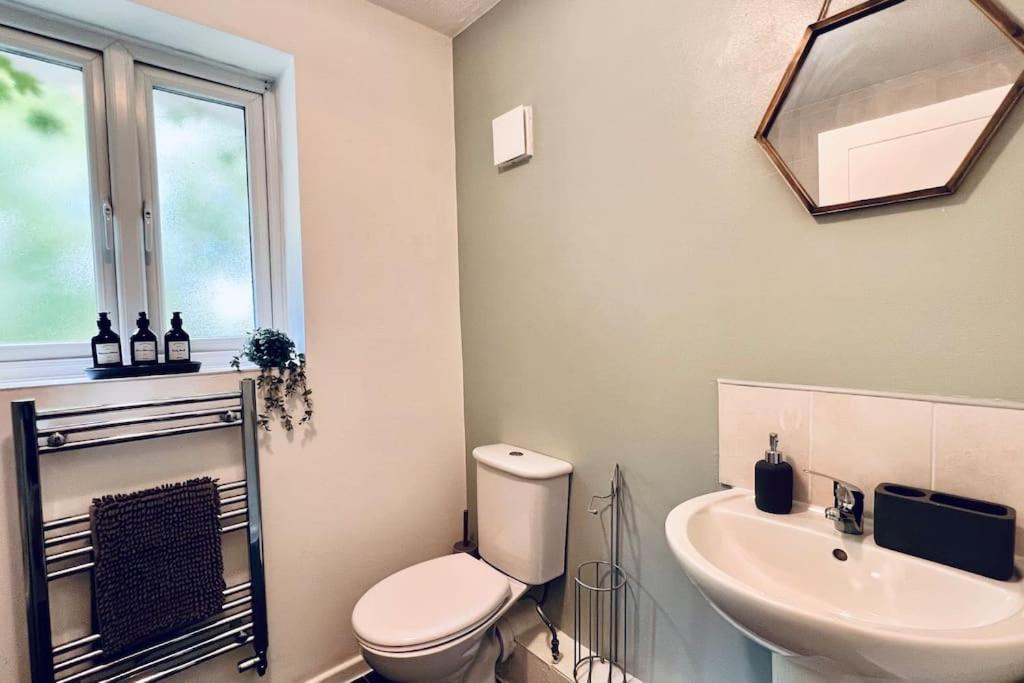 Urban Bliss Stylish Townhouse With Free Parking For A Convenient City Stay Ливерпуль Экстерьер фото