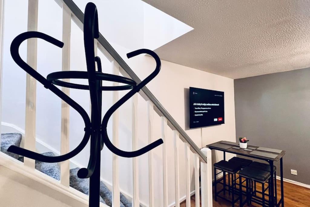 Urban Bliss Stylish Townhouse With Free Parking For A Convenient City Stay Ливерпуль Экстерьер фото